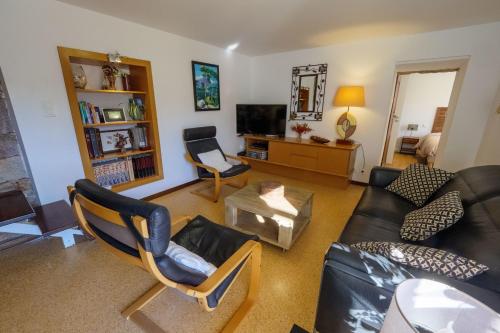 - un salon avec un canapé et des fauteuils en cuir noir dans l'établissement Teresa - Garden Terrace Splendid view - by TGB, à Ocana