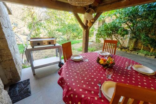 une table avec un chiffon de table rouge en polka et un bol de fruits dans l'établissement Teresa - Garden Terrace Splendid view - by TGB, à Ocana