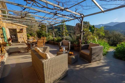d'une terrasse avec des meubles en osier, une table et des chaises. dans l'établissement Teresa - Garden Terrace Splendid view - by TGB, à Ocana
