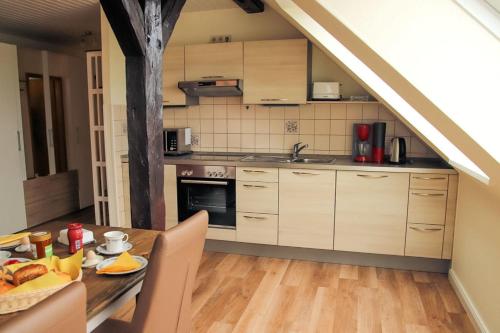 eine Küche mit Holztisch und ein Esszimmer in der Unterkunft Rose in Fehmarn