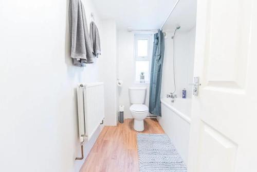 Koupelna v ubytování Cozy & Modern 2-Bedroom Accommodation in Barrow-in-Furness