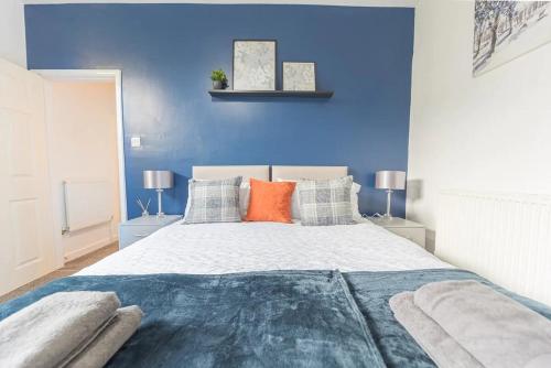 Postel nebo postele na pokoji v ubytování Cozy & Modern 2-Bedroom Accommodation in Barrow-in-Furness