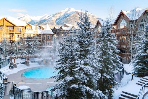un resort con piscina nella neve di The Raven Suite at Stoneridge Mountain Resort a Canmore