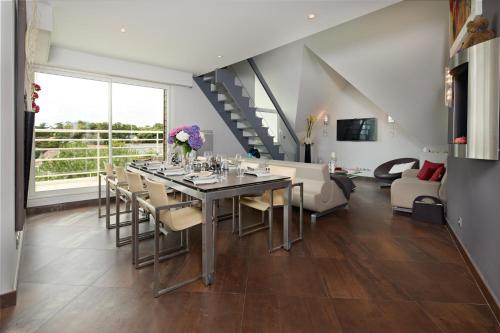 une salle à manger avec une table et des chaises dans l'établissement Rivoli, à Pornichet