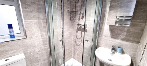 ein Badezimmer mit Dusche und Waschbecken in der Unterkunft No 1 Oceans in Perranporth