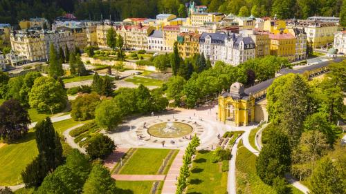 z góry widok na miasto z zegarem w parku w obiekcie Sun Palace Wellness Hotel w Mariańskich Łaźniach