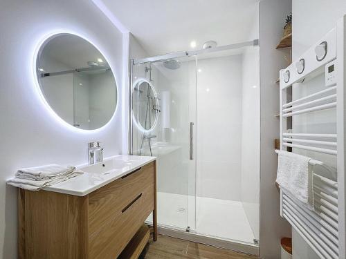 une salle de bain blanche avec un lavabo et une douche dans l'établissement Studio Chaleureux et Lumineux - Centre Clermont Blatin B, à Clermont-Ferrand