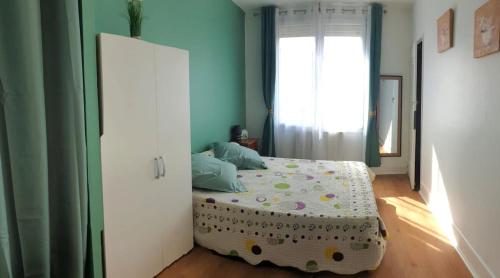une chambre avec un lit et une fenêtre dans l'établissement mi casa es tu casa, à Dieppe