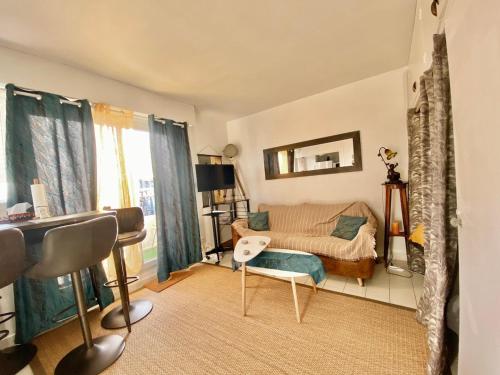 une chambre avec un lit, une chaise et un bureau dans l'établissement Studio cosy DE GAULE, à La Baule