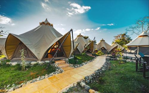 Fotografie z fotogalerie ubytování Eco Luxe Glamping Nest #13 - 3 Twin Beds at Holos v destinaci Barú