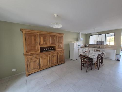 une cuisine avec une table et une salle à manger dans l'établissement Hébergement Cressia, à Cressia