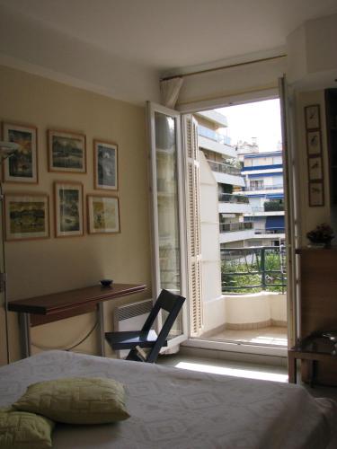 une chambre avec un lit, un bureau et une fenêtre dans l'établissement Appartamento in rue Halevy, à Nice