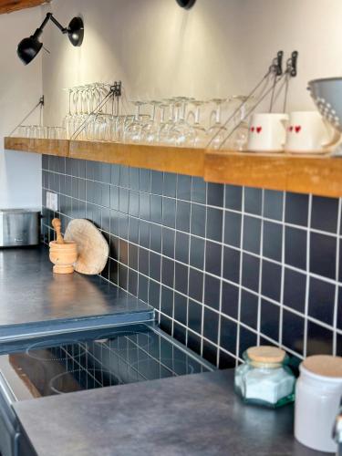 - une cuisine avec du carrelage bleu sur le mur dans l'établissement Duplex avec Vue Exceptionnelle - Calme & Confort, à Marseille