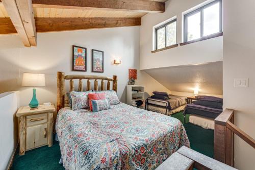 Ένα ή περισσότερα κρεβάτια σε δωμάτιο στο Angel Fire Condo Less Than half Mi to Resort and Bike Park!