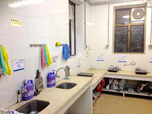 una cucina con due lavandini e una finestra di YHA Ngong Ping SG Davis Youth Hostel a Hong Kong
