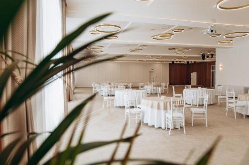 Un restaurante o sitio para comer en Sherwood Hotel
