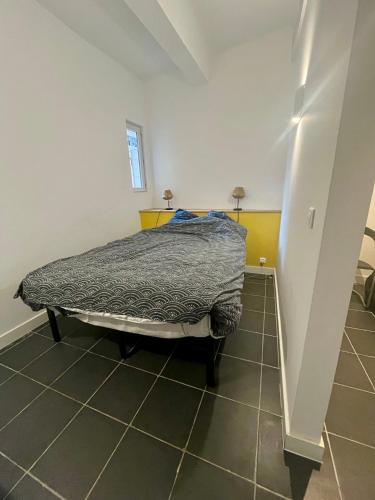 une chambre avec un lit dans le coin d'une pièce dans l'établissement Un spacieux t2 en plein centre cours belsuns, à Marseille