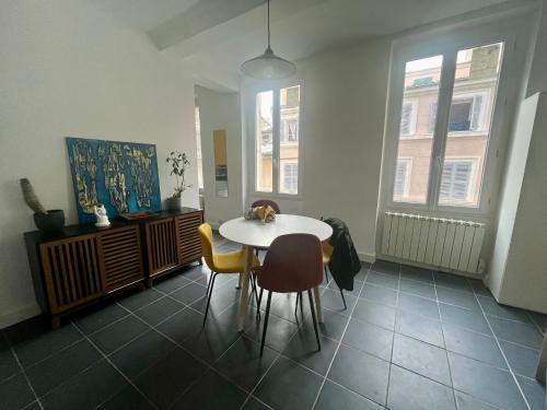 Χώρος καθιστικού στο Un spacieux t2 en plein centre cours belsuns