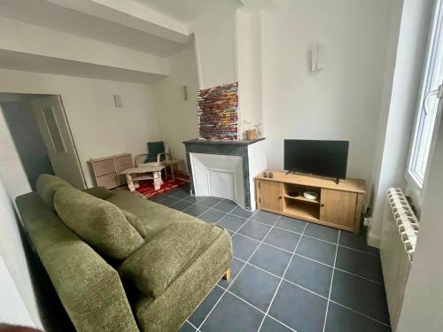 Μια τηλεόραση ή/και κέντρο ψυχαγωγίας στο Un spacieux t2 en plein centre cours belsuns