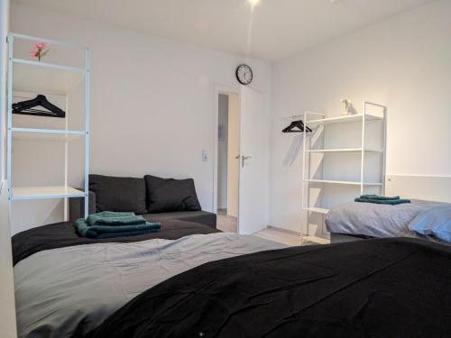 a living room with two beds and a couch at Monteurwohnung Ferienwohnung Business Appartement Mettmann 1 OG in Mettmann
