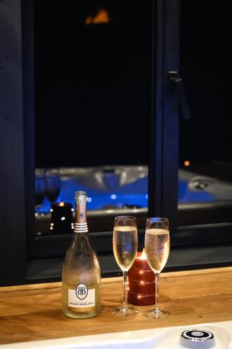 une bouteille de vin et deux verres sur une table dans l'établissement La Chambre d'Anastasia, à Nice