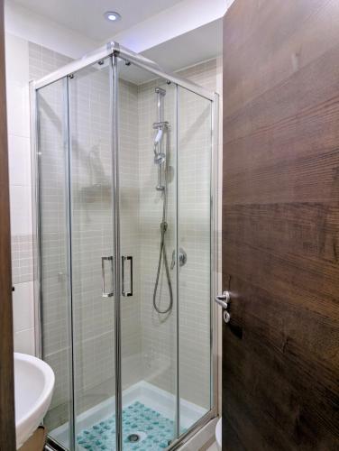 eine Dusche mit Glastür im Badezimmer in der Unterkunft RodaHouse Vista Mare in Castellammare di Stabia