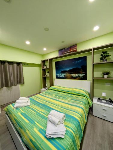ein Schlafzimmer mit einem Bett mit Handtüchern darauf in der Unterkunft RodaHouse Vista Mare in Castellammare di Stabia