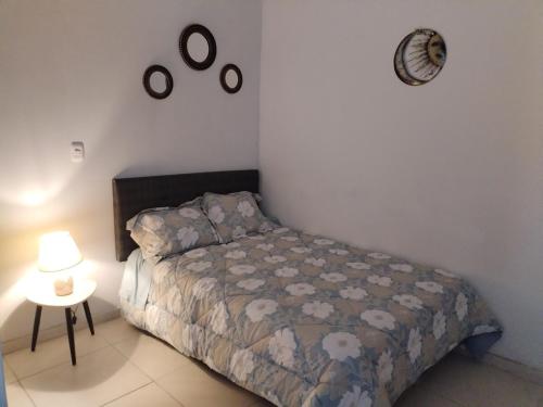 En eller flere senge i et værelse på Departamento Acogedor Aquamarinn Cajamarca