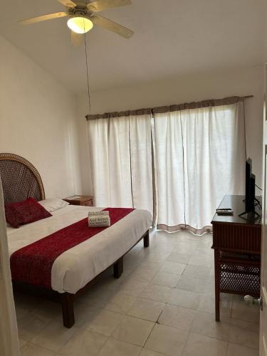 Una cama o camas en una habitación de Aca Suites Ixtapa