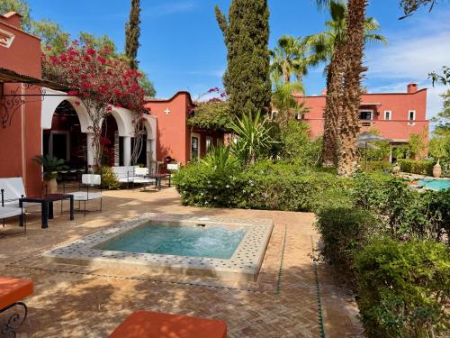 a pool in the courtyard of a house at Le Palais Mandarine in Taroudant