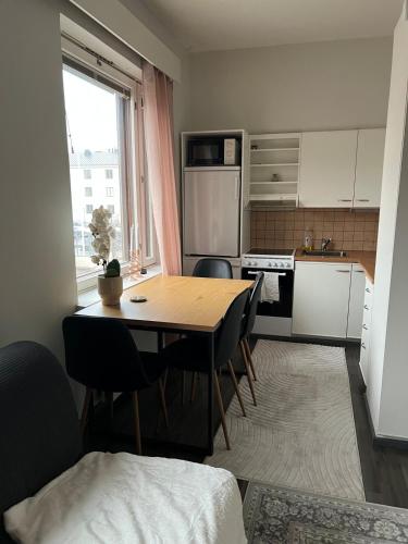 a kitchen with a table and chairs in a room at Kaarlelankatu Studio in Kokkola