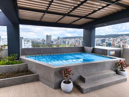 Πισίνα στο ή κοντά στο Coliving Ecuador Edificio Efyra La Carolina Quito