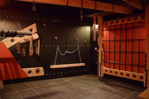 Cette chambre est dotée d'un mur avec des chaînes. dans l'établissement loveroom Bdsm - LSK, à Ucel