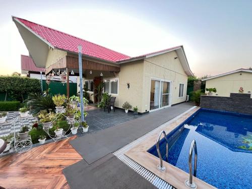 Bazén v ubytování GoBravo 37 - 2Bhk Farm with Pool & Garden Sec150 Noida nebo v jeho okolí