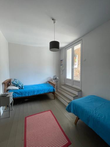 une chambre avec deux lits et une fenêtre dans l'établissement 13 Rue du Tour d'Enceinte, à Pomérols