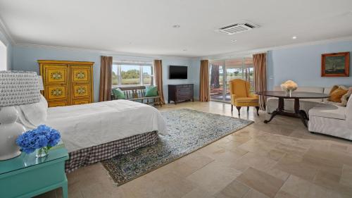 Un dormitorio con una cama y una sala de estar. en Hosta Cottage - Beautiful, Waterfront, Luxury, en New Church