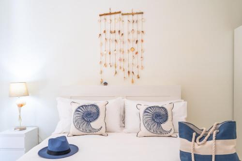 Un dormitorio con una cama con un sombrero azul encima. en BlueMary, en Giardini Naxos