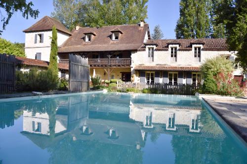 un domaine avec une piscine devant une maison dans l'établissement Le Mas Des Bories - Grand Perigueux, à Antonne-et-Trigonant