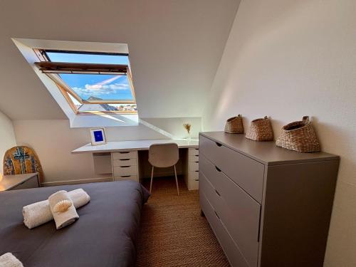 a bedroom with a bed and a desk and a window at Le Cocon Iodé - 100m des plages-GR34-skatepark-kite-surf-voile-terrasse-jardin in Clohars-Carnoët