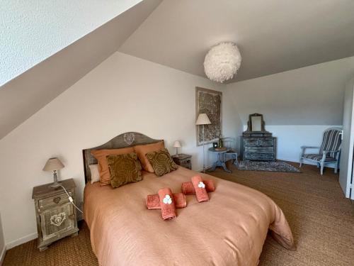 a bedroom with a bed with two teddy bears on it at Le Cocon Iodé - 100m des plages-GR34-skatepark-kite-surf-voile-terrasse-jardin in Clohars-Carnoët
