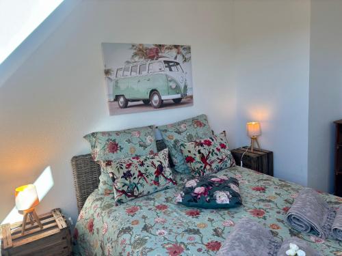 a bedroom with a bed and a picture of a van at Le Cocon Iodé - 100m des plages-GR34-skatepark-kite-surf-voile-terrasse-jardin in Clohars-Carnoët
