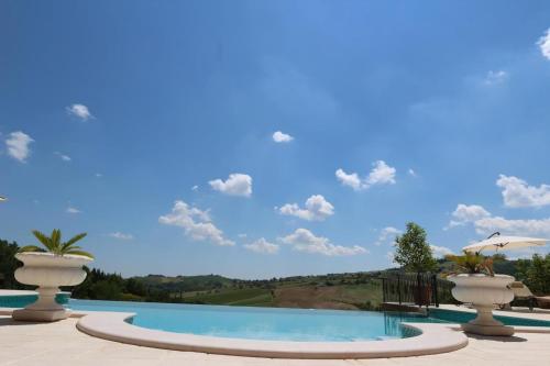 una piscina con vista a un cielo azul en Ferienhaus Casa Sacciofa In Monte Rinaldo, en Monte Rinaldo