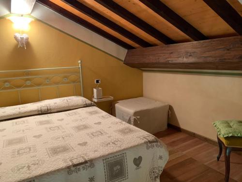 a bedroom with a bed and a table in a room at Ferienhaus In Gallicano Mit Garten Und Pool in Gallicano