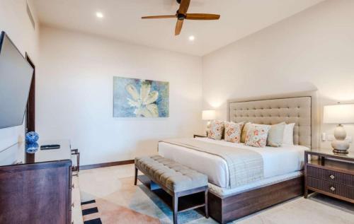 カボ・サン・ルーカスにあるOceanfront 3BR Condo at Diamante by The Agency Bajaのベッドと天井扇風機のある寝室