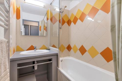 une salle de bain avec un lavabo, une baignoire et un miroir dans l'établissement Family Sea view with pools near shops and beaches, à Cannes