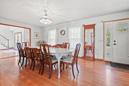Φωτογραφία από το άλμπουμ του Island Estate - Pet friendly, private pool & dock! σε Black Point Landing