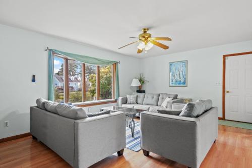Χώρος καθιστικού στο Island Estate - Pet friendly, private pool & dock!