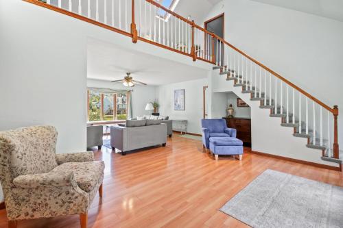 Χώρος καθιστικού στο Island Estate - Pet friendly, private pool & dock!