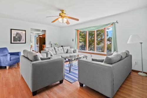 Χώρος καθιστικού στο Island Estate - Pet friendly, private pool & dock!