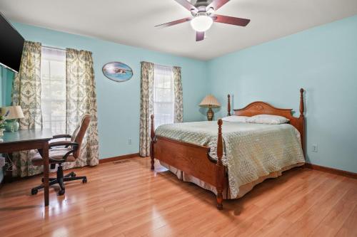 Ένα ή περισσότερα κρεβάτια σε δωμάτιο στο Island Estate - Pet friendly, private pool & dock!